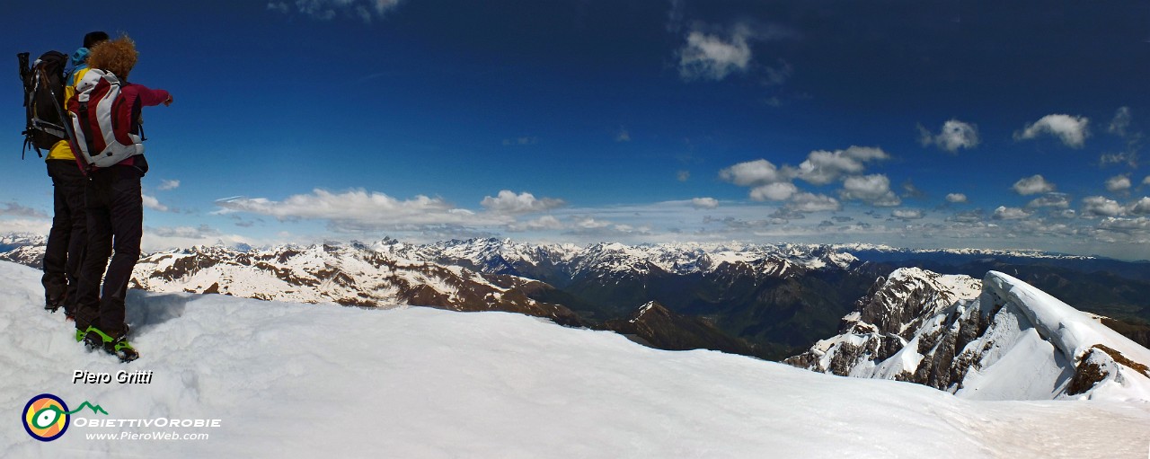 61 Dall'Arera vista a nord verso Orobie e Alpi Retiche.jpg
